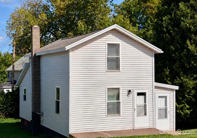 Photo 1 of Single family home for sale at 105 E Johnson St, Ishpeming, MI 49849 | MLS# 50221716 | Listing updated on 2026-10-09