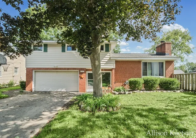 Photo 1 of Single family home for sale at 910 Mulford Dr, Grand Rapids, MI 49507 | MLS# 70561829 | Listing updated on 2026-10-13