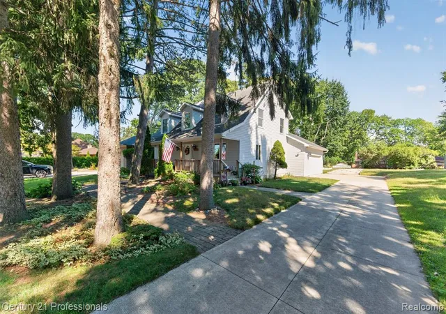 Photo 2 of Sale Pending at 32120 Leona St, Garden City, MI 48135 1206 | MLS# 61024535 | Listing updated on 2026-09-07