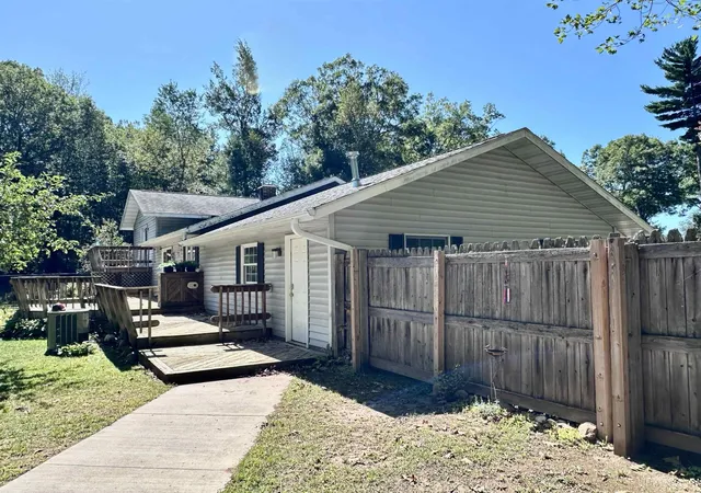 Photo 3 of Single family home for sale at W8862 W Lakeview Dr, Iron Mountain, MI 49801 | MLS# 50221325 | Listing updated on 2026-09-15