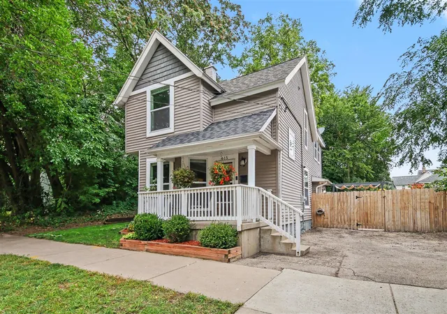 Photo 1 of Single family home for sale at 615 Sherman St, Grand Rapids, MI 49503 | MLS# 70559239 | Listing updated on 2026-10-27