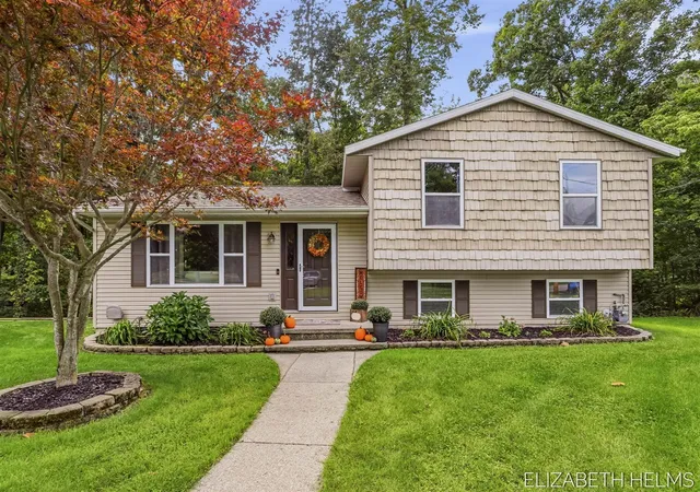 Photo 2 of Single family home for sale at 104 Glenn St, Allegan, MI 49010 | MLS# 70560261 | Listing updated on 2026-10-08