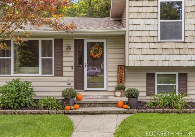 Photo 3 of Single family home for sale at 104 Glenn St, Allegan, MI 49010 | MLS# 70560261 | Listing updated on 2026-10-08