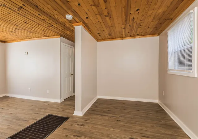 Photo 3 of Single family home for sale at 1122 3rd Street, Grand Rapids, MI 49504 | MLS# 70553634 | Listing updated on 2026-09-11
