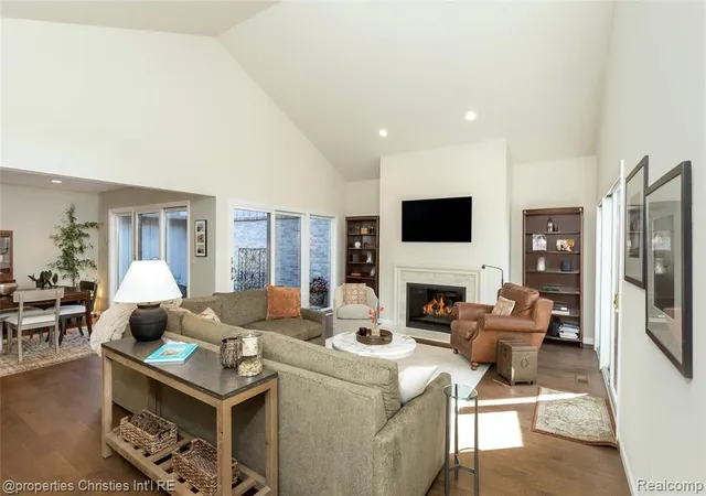 Listing Photo 4 - Condo for sale in building located at 22241 Vlg Pines Dr, Beverly Hills, MI 48025