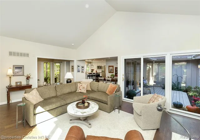 Listing Photo 5 - Condo for sale in building located at 22241 Vlg Pines Dr, Beverly Hills, MI 48025