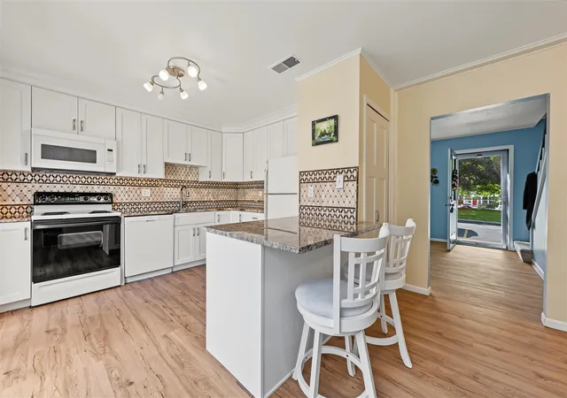 Listing Photo 4 - Condo for sale in building located at 905 Medford Ct, Rochester Hills, MI 48307