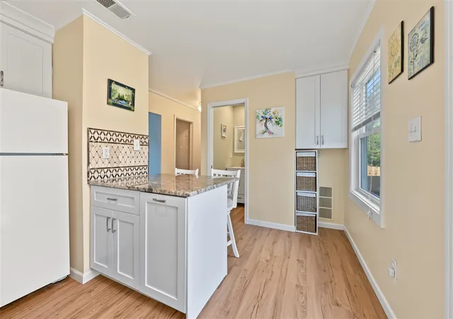 Listing Photo 5 - Condo for sale in building located at 905 Medford Ct, Rochester Hills, MI 48307