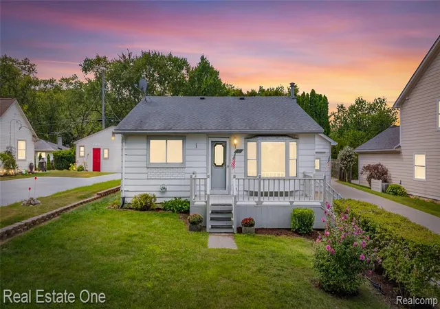 Photo 1 of Sale Pending at 4470 Bethune Ct, West Bloomfield, MI 48323 | MLS# 61025961 | Listing updated on 2026-10-10