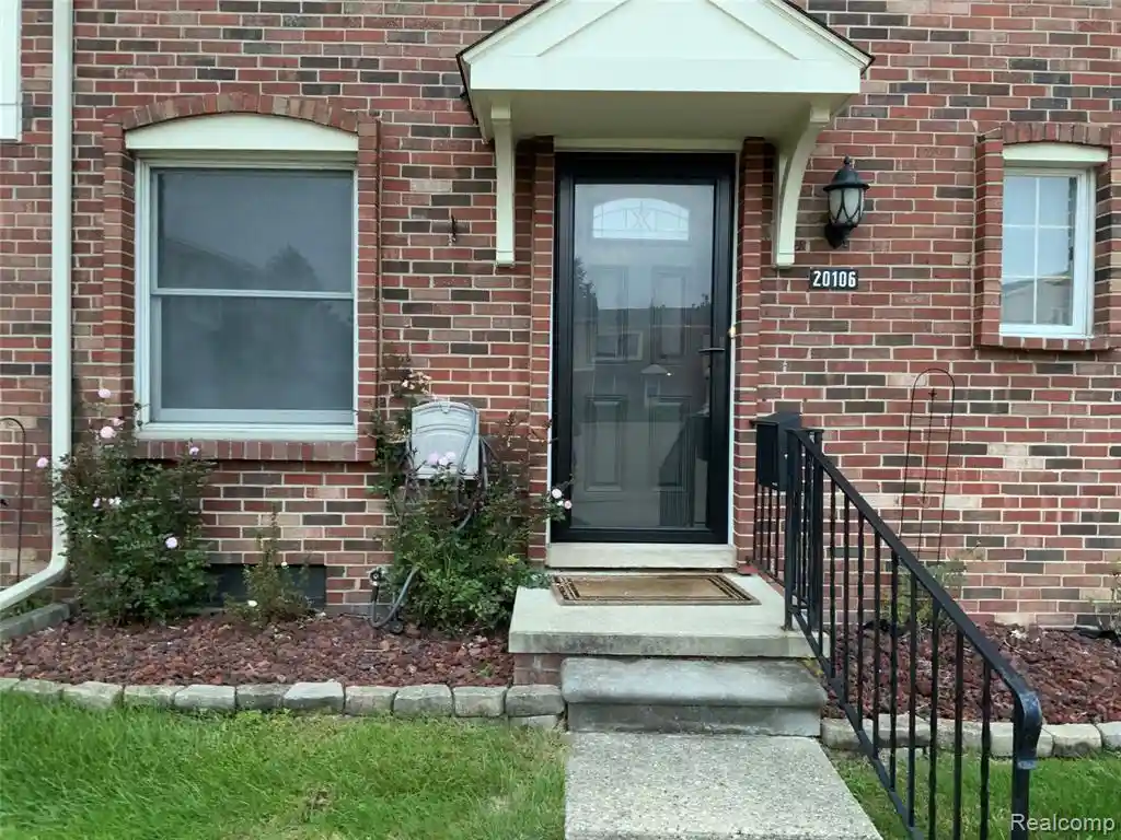 Listing Photo 1 - Condo for sale in 20106 Great Oak Cir S located at 20106 Great Oak Cir S, Clinton Township, MI 48317 - Unit #176