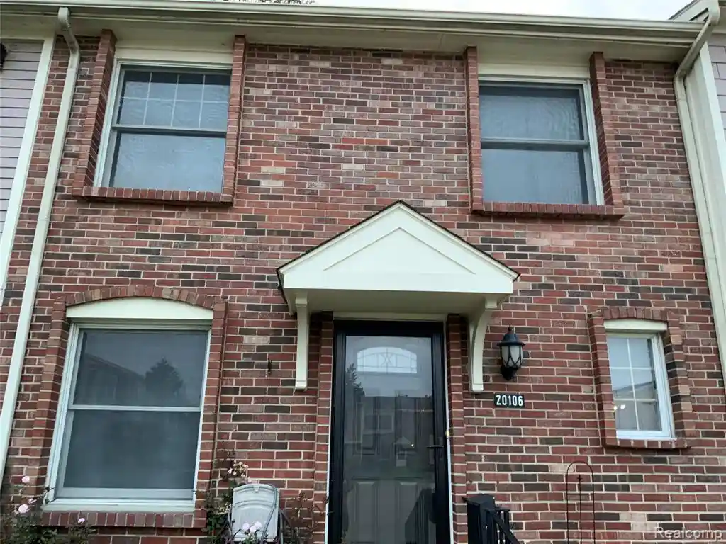 Listing Photo 2 - Condo for sale in 20106 Great Oak Cir S located at 20106 Great Oak Cir S, Clinton Township, MI 48317 - Unit #176