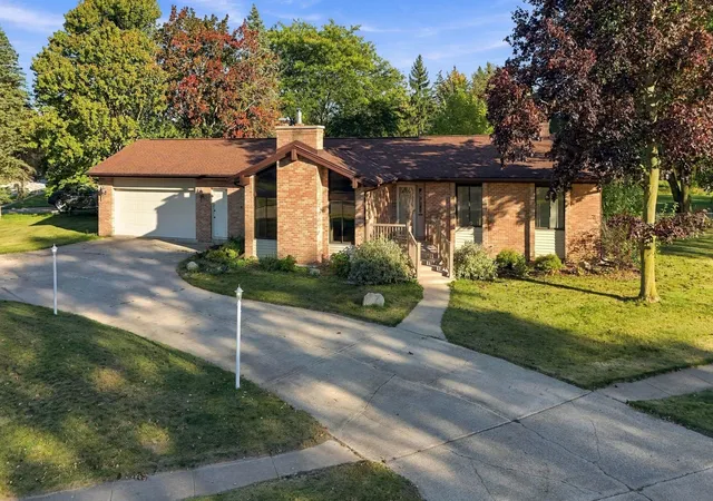 Photo 3 of Sale Pending at 401 Southlawn Dr, Auburn, MI 48611 | MLS# 50224123 | Listing updated on 2026-10-11