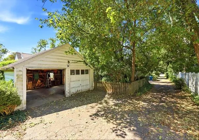 Photo 3 of Sale Pending at 526 Montrose Ave, Kalamazoo, MI 49008 | MLS# 70555648 | Listing updated on 2026-10-05