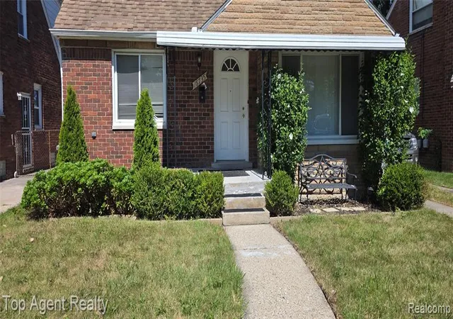 Photo 3 of Single family home for sale at 16735 Lincoln Ave, Eastpointe, MI 48021 | MLS# 61029648 | Listing updated on 2026-10-03