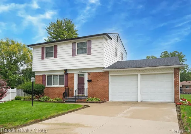 Photo 2 of Sale Pending at 200 Clinton River Ct, Mount Clemens, MI 48043 | MLS# 61035574 | Listing updated on 2026-10-16