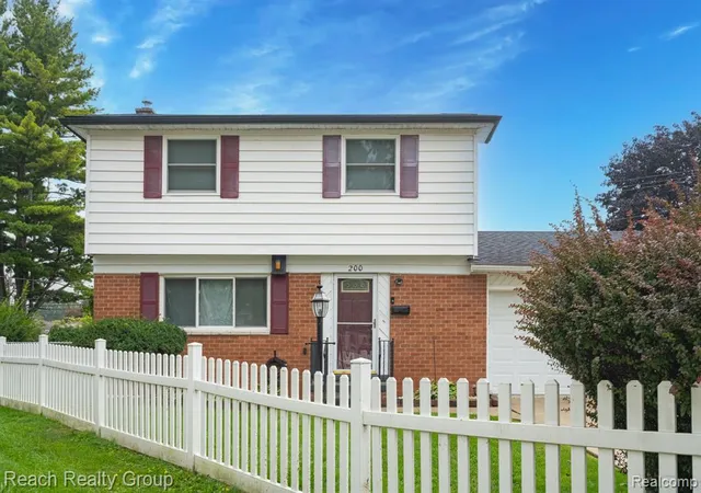 Photo 3 of Sale Pending at 200 Clinton River Ct, Mount Clemens, MI 48043 | MLS# 61035574 | Listing updated on 2026-10-16