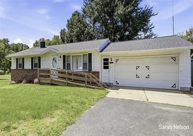 Photo 3 of Sale Pending at 1555 Spaulding Ave, Grand Rapids, MI 49546 | MLS# 70557451 | Listing updated on 2026-10-01