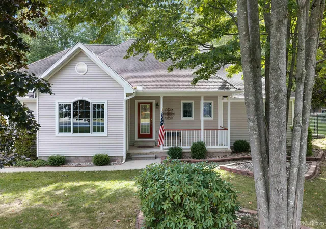 Photo 1 of Single family home for sale at 43 Sandy Ln, Gladstone, MI 49837 | MLS# 50222809 | Listing updated on 2026-10-22