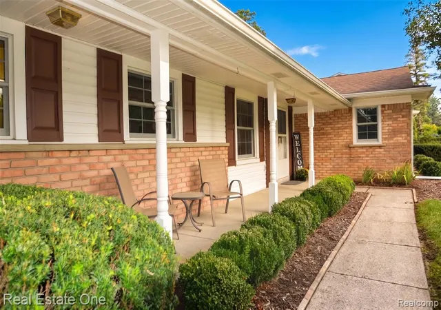 Photo 3 of Single family home for sale at 915 Ironstone Dr, Rochester Hills, MI 48309 | MLS# 61034192 | Listing updated on 2026-10-19