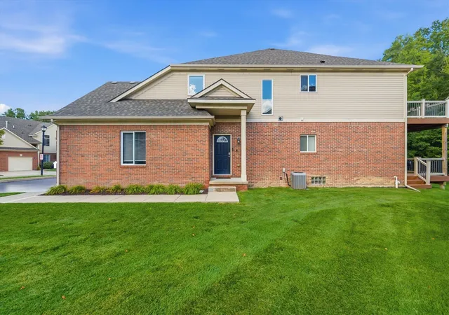 Photo 3 of Sale Pending at 29442 Woodpark Cir, Warren, MI 48092 | MLS# 70554300 | Listing updated on 2026-10-08