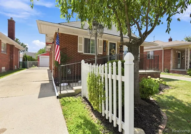 Photo 3 of Sale Pending at 13559 Brest St, Southgate, MI 48195 1701 | MLS# 61025038 | Listing updated on 2026-10-02