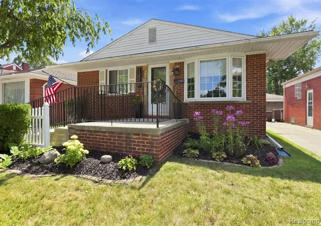 Photo 3 of Sale Pending at 13559 Brest St, Southgate, MI 48195 1701 | MLS# 61025038 | Listing updated on 2026-10-02
