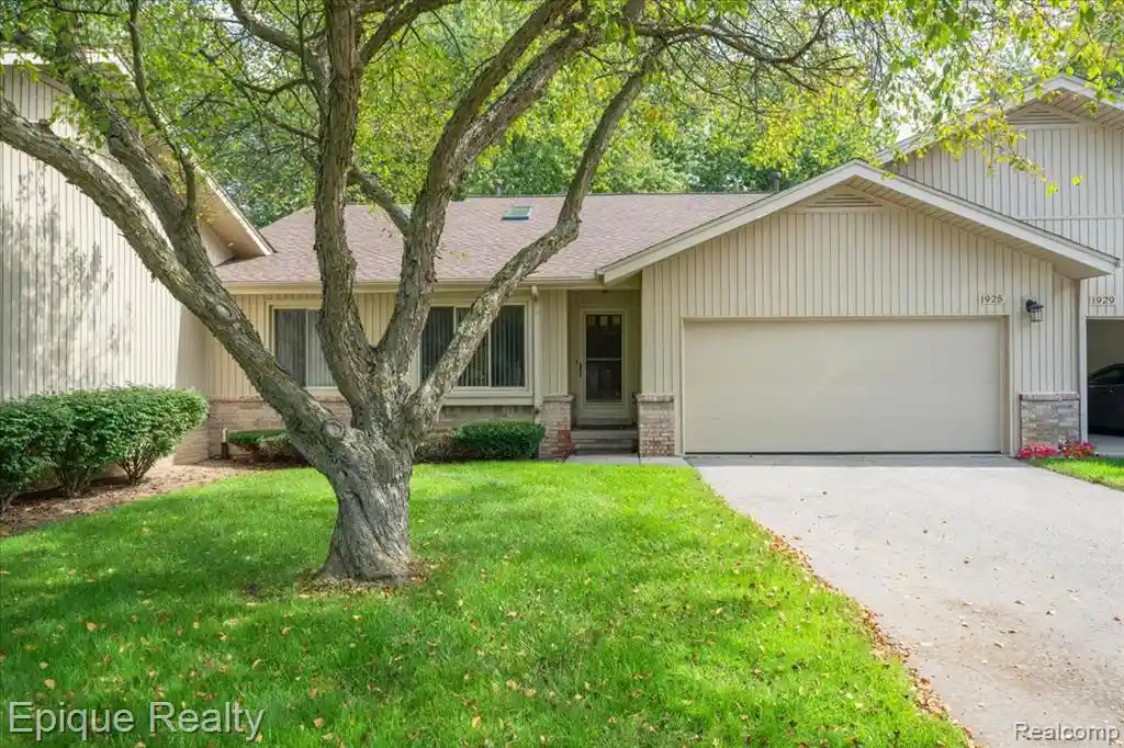 Listing Photo 1 - Condo for sale in 1925 Country Ln located at 1925 Country Ln, Lake Orion, MI 48360 - Unit 1925 Country Ln