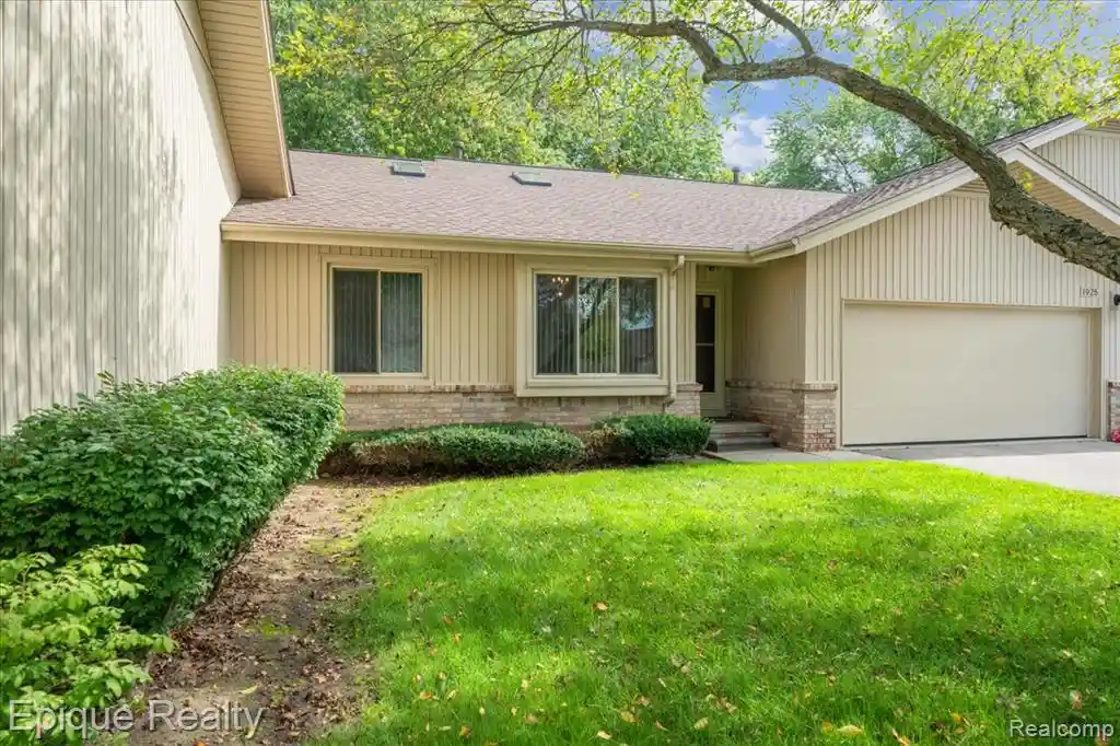 Listing Photo 2 - Condo for sale in 1925 Country Ln located at 1925 Country Ln, Lake Orion, MI 48360 - Unit 1925 Country Ln