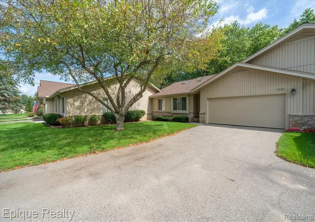 Photo 3 of Sale Pending at 1925 Country Ln, Lake Orion, MI 48360 1834 | MLS# 61030305 | Listing updated on 2026-10-03