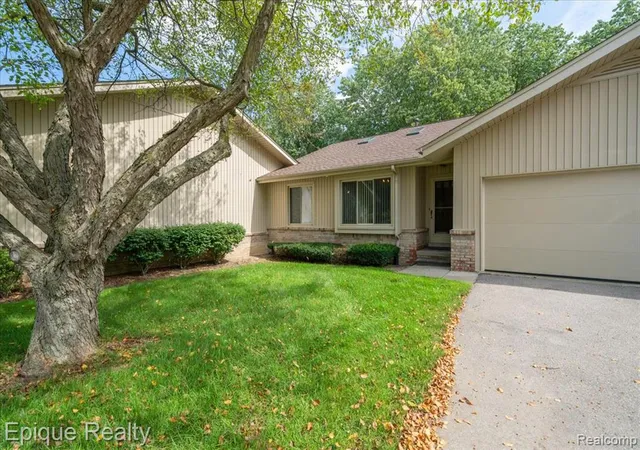 Listing Photo 4 - Condo for sale in building located at 1925 Country Ln, Lake Orion, MI 48360