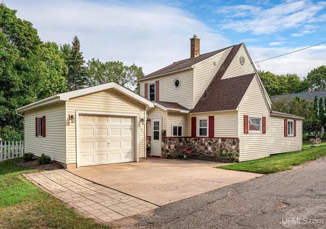 Photo 1 of Single family home for sale at 131 Zoberlein St, Ishpeming, MI 49849 | MLS# 50222677 | Listing updated on 2026-09-28