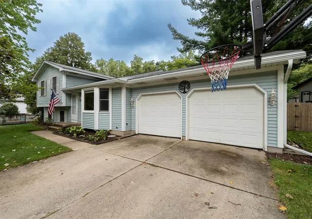 Photo 1 of Single family home for sale at 890 Gabrielle Ct, Grand Rapids, MI 49505 | MLS# 70559349 | Listing updated on 2026-10-13