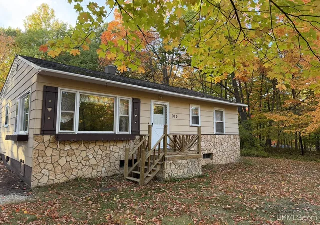 Photo 2 of Single family home for sale at 915 Vandenboom Ave, Marquette, MI 49855 | MLS# 50217024 | Listing updated on 2026-10-13