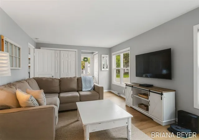 Photo 2 of Sale Pending at 32 W Mckinley Ave, Zeeland, MI 49464 | MLS# 70554505 | Listing updated on 2026-09-14