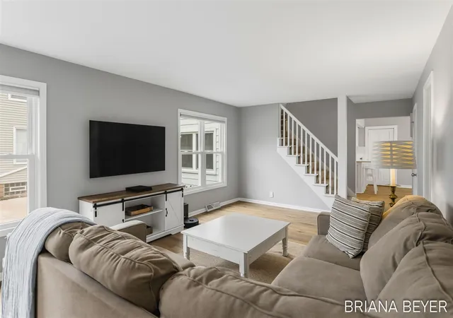 Photo 4 of Sale Pending at 32 W Mckinley Ave, Zeeland, MI 49464 | MLS# 70554505 | Listing updated on 2026-09-14