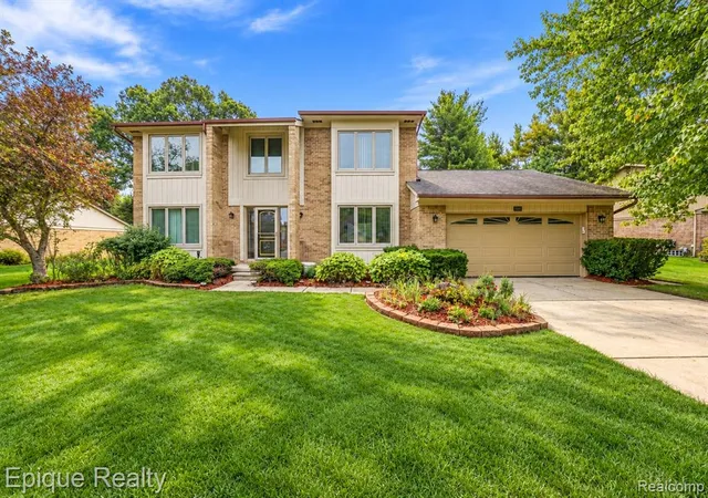 Photo 1 of Single family home for sale at 33033 Walnut Ln, Farmington Hills, MI 48334 | MLS# 61035770 | Listing updated on 2026-10-24