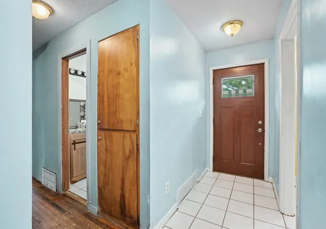 Photo 3 of Single family home for sale at 1044 E Washburn Pl, Saginaw, MI 48602 | MLS# 50220275 | Listing updated on 2026-09-17