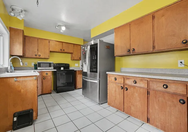 Photo 4 of Single family home for sale at 1044 E Washburn Pl, Saginaw, MI 48602 | MLS# 50220275 | Listing updated on 2026-09-17