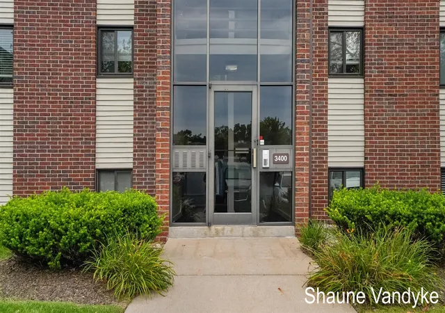 Listing Photo 1 - Condo for sale in building located at 3400 Devonwood Hls, Grand Rapids, MI 49525 - Unit #E