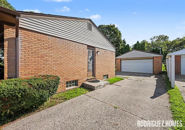 Photo 3 of Sale Pending at 1732 Benjamin Ave, Grand Rapids, MI 49505 | MLS# 70557232 | Listing updated on 2026-09-18