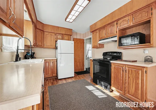 Photo 3 of Sale Pending at 1732 Benjamin Ave, Grand Rapids, MI 49505 | MLS# 70557232 | Listing updated on 2026-09-18