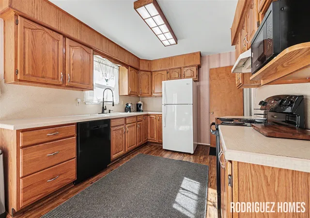 Photo 4 of Sale Pending at 1732 Benjamin Ave, Grand Rapids, MI 49505 | MLS# 70557232 | Listing updated on 2026-09-18