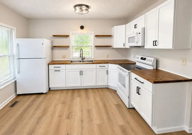 Photo 3 of Single family home for sale at 704 Main St, Essexville, MI 48732 | MLS# 50224747 | Listing updated on 2026-10-23