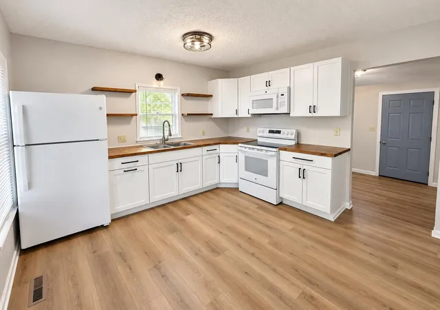 Photo 4 of Single family home for sale at 704 Main St, Essexville, MI 48732 | MLS# 50224747 | Listing updated on 2026-10-23