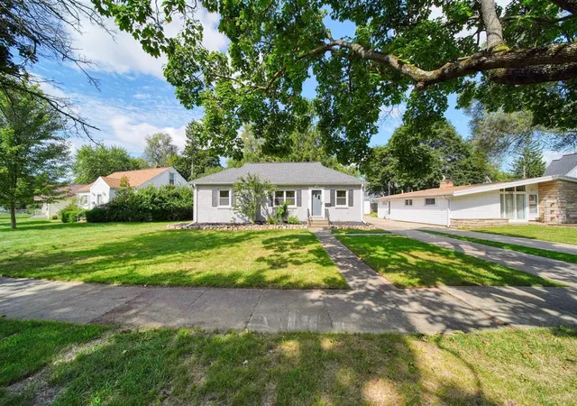 Photo 2 of Single family home for sale at 744 Briarcliff Rd, Jackson, MI 49203 | MLS# 70554724 | Listing updated on 2026-09-15