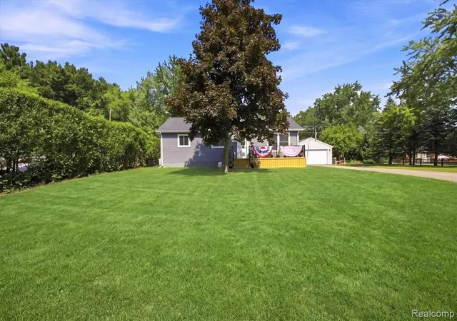 Photo 3 of Sale Pending at 5508 Clinton River Dr, Waterford, MI 48327 | MLS# 61026995 | Listing updated on 2026-09-11