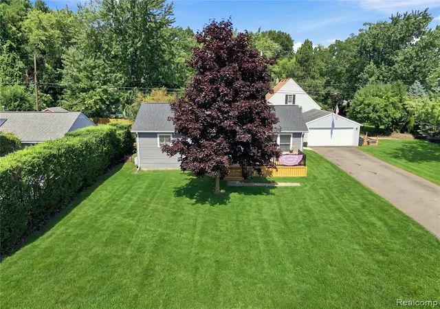 Photo 4 of Sale Pending at 5508 Clinton River Dr, Waterford, MI 48327 | MLS# 61026995 | Listing updated on 2026-09-11