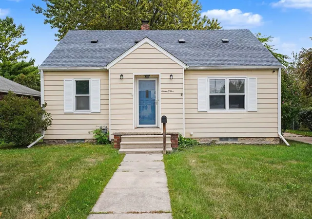 Photo 2 of Single family home for sale at 705 S Hampton St, Bay City, MI 48708 | MLS# 50222599 | Listing updated on 2026-09-22