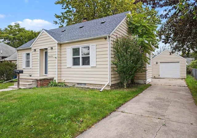 Photo 3 of Single family home for sale at 705 S Hampton St, Bay City, MI 48708 | MLS# 50222599 | Listing updated on 2026-09-22