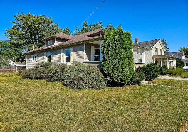 Photo 3 of Sale Pending at 1803 N Clinton St, Saginaw, MI 48602 | MLS# 70555193 | Listing updated on 2026-09-08